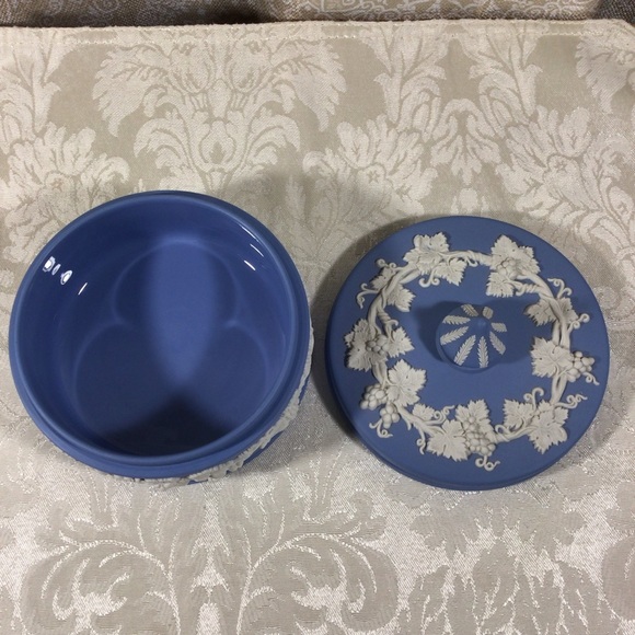 Vintage Wedgwood blue Jasperware Round Covered Dish - Picture 6 of 9
